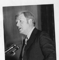 Dr. John P. Henry, Jr, speaking to the Comstock Club at the Sacramento Inn