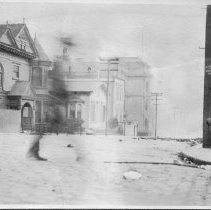 On Pine Street between Leavenworth and Jones [no date, probably 4/19/1906]