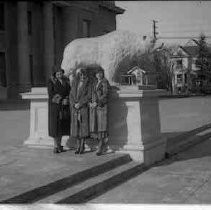 Women with statue of a bear
