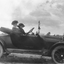 Women in an automobile