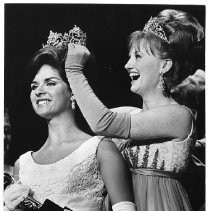 Eddi Duckworth crowned as Miss Sacramento of 1967 by previous winner Sheri Kurk