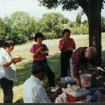 Tule Lake Linkville Cemetery Project 1989: JACLers Eating Refreshments