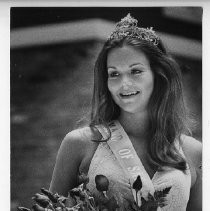Kiki Kroner, Maid of Sacramento, 1975, with flowers