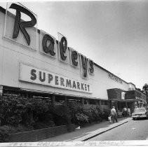 Raley's Supermarket at 28th and L Streets