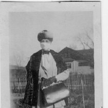 Masked woman during flu pandemic