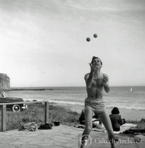 Richard Feynman juggling at the beach