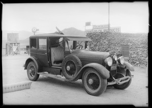 Highway near Palmdale and Lincoln car, Southern California, 1933