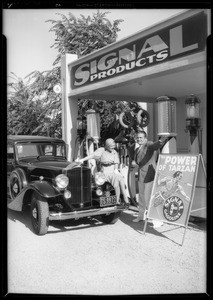 Mr. & Mrs. L.J. Pierce at Signal station, Wilshire Boulevard & Swall Drive, Beverly Hills, CA, 1933