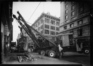 Removing vault from Chapman Building, West 8th Street & South Broadway, Los Angeles, CA, 1934