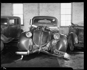 1938 Dodge coupe, 1934 Oldsmobile sedan, intersection Lincoln Boulevard & Sunset Avenue in Venice, Southern California, 1940