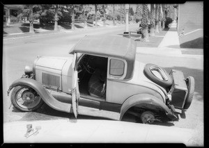 Intersection of West 5th Street and South Kenmore Avenue and car, American Automobile Insurance Co., Southern California, 1934