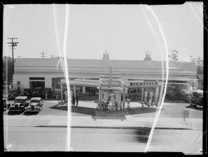 Service station at 6450 Sunset Boulevard, Los Angeles, CA, 1935