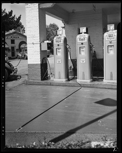 Sloping driveway of Associated Oil station, Wilshire Boulevard and North Santa Monica Boulevard, Beverly Hills, CA, 1940