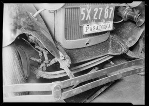 Ford roadster, Gonzola Gallagher, right front axle damage in Pasadena, CA, 1932