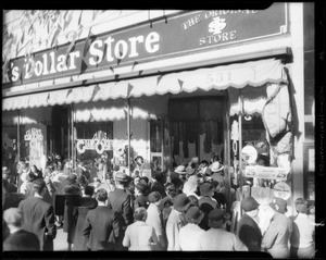 Clark's Dollar Store opening crowds, Los Angeles, CA, 1933