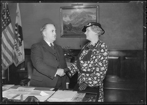 Mayor Shaw greets ladies from navy club, Los Angeles, CA, 1935