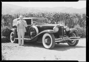 Vince Barnett with 'Vogue' equipped cars, Southern California, 1934