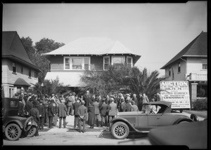 Crowd at auction of Dwight Hammond home, Southern California, 1926