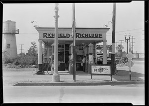 Service station in Compton, CA, 1930