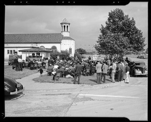 Crowd at auction, Montebello, CA, 1940