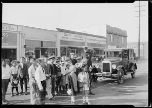 Chevy with Helen Bennett, school kids at 6th Avenue and West Jefferson Boulevard, Southern California, 1925