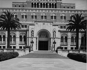 View of the entrance to Doheny Library on the University of Southern California (USC) campus