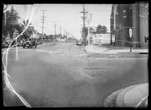 Intersection of South La Salle Avenue and West Adams Boulevard and wrecked 1934 Plymouth coach, Los Angeles, CA, 1936