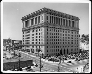 A view of the Hall of Justice showing its parking lot and a billboard stating that Prohibition is "the best method against liquor traffic"