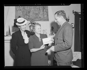 Prize winner Mrs. C.L. Howard with Mr. Russell and Mrs. O'Brien, 2235 Kelton Avenue, Los Angeles, CA, 1940