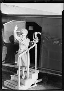 Kathleen Clifford leaving for floral convention, Southern California, 1929