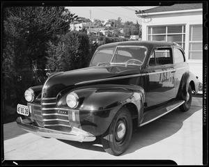 1940 Oldsmobile sedan - damage to left front fender & hood, Los Angeles, CA, 1940