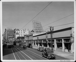 Looking north along Broadway between Tenth Street and Eleventh Street