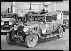 Wrecked Packard sedan at 1800 South Grand Avenue, Los Angeles, CA, 1933