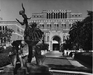 Doheny Library and fountain on Trousdale Parkway within the University of Southern California (USC) campus