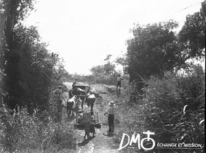 Transport of supplies, Antioka, Mozambique, ca. 1896-1911