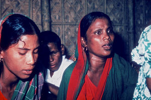 Diasserie "BLC - ung kirke i Bangladesh" - At være kristen i Bangladesh, Nr. 19 - I hindufamilier er det almindeligt, at én tilbeder guderne på hele familiens vegne. Men blandt kristne er hele familien med i gudsdyrkelsen gennem bl. a. gudstjenester og andagter
