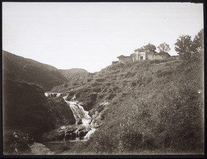 Wasserfälle mit Buddhistentempel