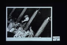 Alerte en mer, la nuit - a bord d'un navire de guerre: un canonnier pres de ses pom-poms, attend le signal de faire feu