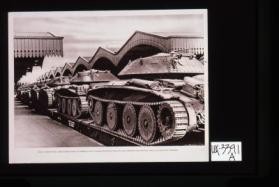 Para el frente Ruso - directamente desde las fabricas, estos tanques Britanicos pasan en una corriente casi continua hacia los puertos de embarque