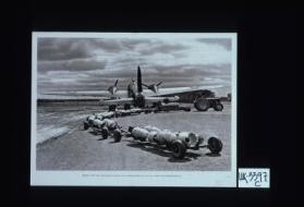 Bestemd voor den nachtelijken aanval - een bommenwerper van de R.A.F. neemt zijn bommenlading in