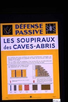 Defense passive. Les soupiraux des caves-abris. Les soupiraux des caves constituent des points particulierement vulnerables, par lesquels peuvent penetrer les projectiles. Un rideau de sacs de terre suffira pour remedier a ce danger. ... La disposition qui offre le plus de garantie est la suivante : 1. Disposer des planches pour fermer le soupirail exterieurement. 2. Adosser a ces planches, un massif de sacs a terre, a large base