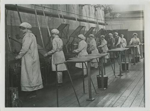 Photograph of women working in the Royal Arsenal in Woolwich during World War I
