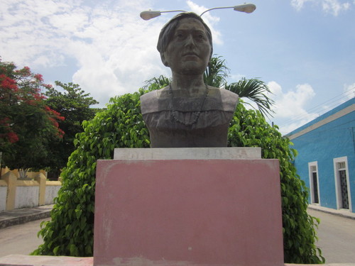 Kinchil Felipa Poot Statue, closeup