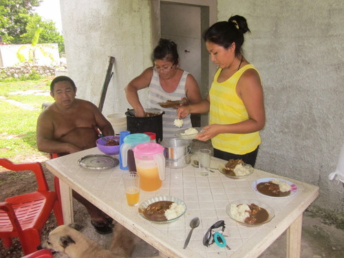 Felipe Chalé Cam, Raquel Canul Aké, Edna Cristina Chalé Cam serving lunch