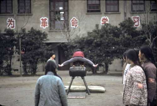 Shanghai Phoenix Worker's Village Middle School Physical Education Class