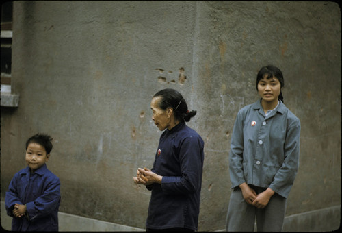 Residents from a Guangzhou's commune (1 of 2)