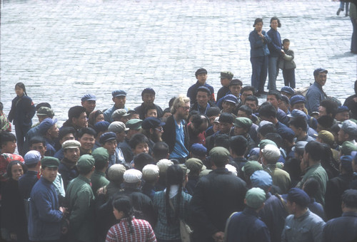 Curious Crowd Gathers Around Waiguoren [foreigners]