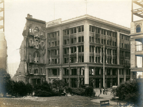 City of Paris Dry Goods Company, San Francisco Earthquake and Fire, 1906 [photograph]