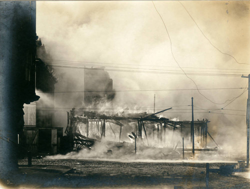 Metropolitan Temple burning, San Francisco Earthquake and Fire, 1906 [photograph]