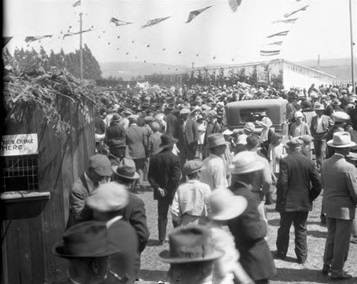 Attendees at the Fifth Western Sonoma-Marin Dairy Cattle Show in Valley Ford, Sonoma County, August 13, 1927 [photograph]